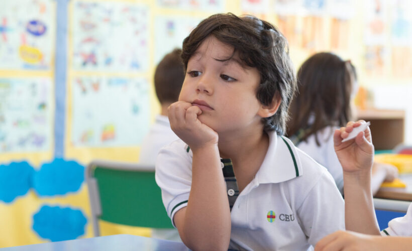 pensamiento crítico post, Alumno primaria en aula