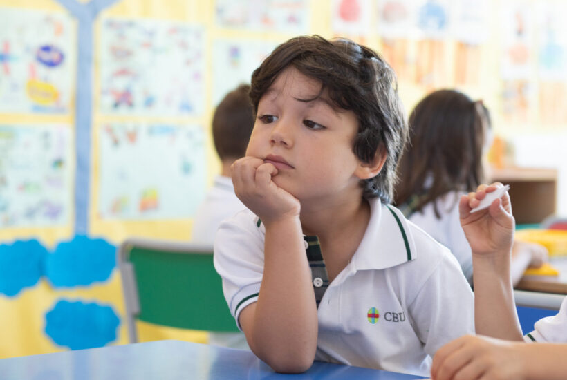 pensamiento crítico post, Alumno primaria en aula